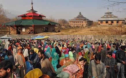 People observe 596th Urs of Sheikh-ul-Aalam (RA)